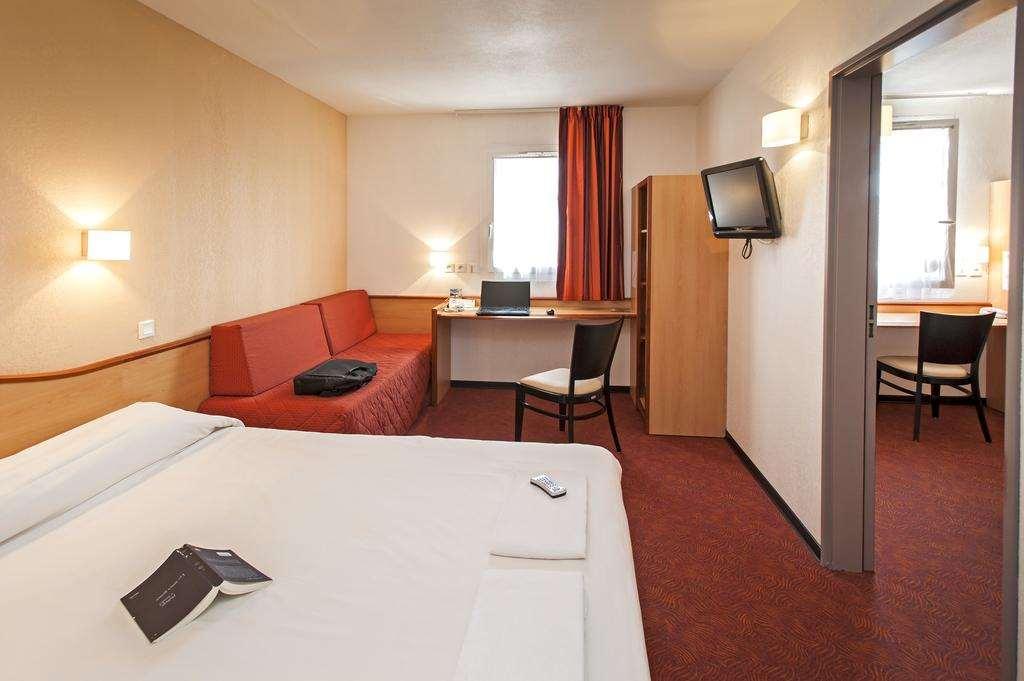 Brit Hotel Confort Монтобан Номер фото